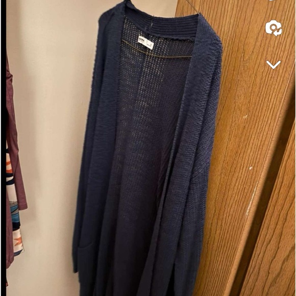 Mainly small sweaters and flannels - Picture 2 of 9